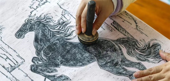 新华网：安徽屯溪 非遗版画迎马年