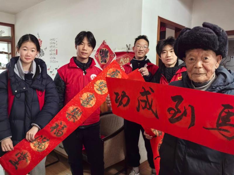 阳湖镇：翰墨迎春送祝福 民生政策暖万家