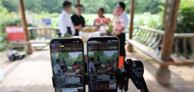 黄山日报：“莲”通致富路 直播助振兴