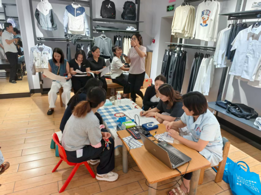 屯溪区妇计中心进企业开展两癌筛查活动