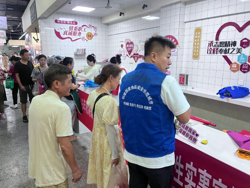 阳湖镇阳湖社区开展2025年食品安全宣传周暨民生实事政策宣传活动