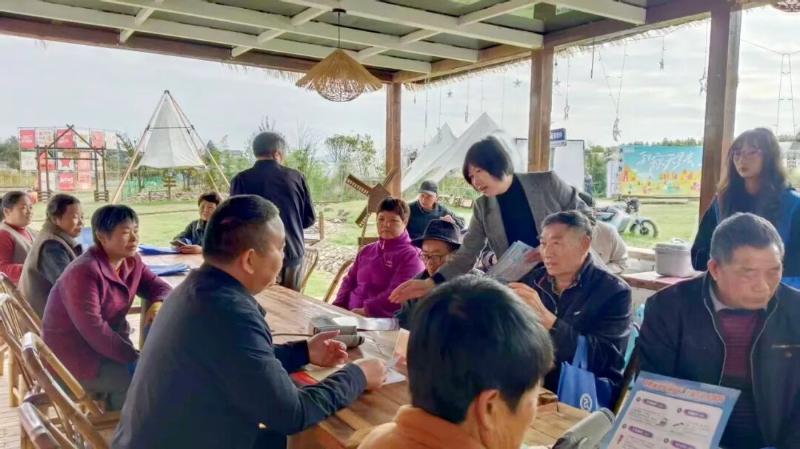 奕棋镇:重阳敬老暖人心 民生宣传惠百姓